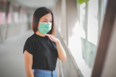 PM2.5 'u korumak için maske takan Asyalı kadın ve Covid-19 virüslü öksürük..
