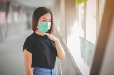 PM2.5 'u korumak için maske takan Asyalı kadın ve Covid-19 virüslü öksürük..