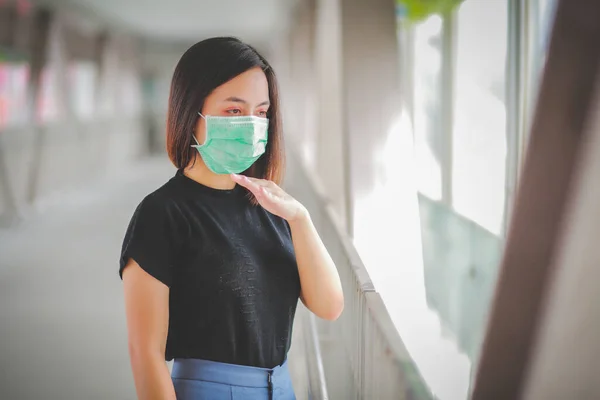 Wanita Asia Mengenakan Topeng Untuk Melindungi Pm2 Dan Batuk Dengan Stok Foto Bebas Royalti