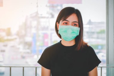 PM2.5 'u korumak için maske takan Asyalı kadın ve Covid-19 virüslü öksürük..