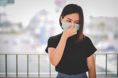 PM2.5 'u korumak için maske takan Asyalı kadın ve Covid-19 virüslü öksürük..