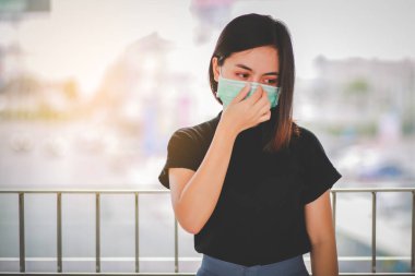 PM2.5 'u korumak için maske takan Asyalı kadın ve Covid-19 virüslü öksürük..