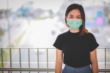 PM2.5 'u korumak için maske takan Asyalı kadın ve Covid-19 virüslü öksürük..