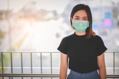 PM2.5 'u korumak için maske takan Asyalı kadın ve Covid-19 virüslü öksürük..