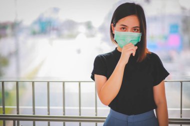 PM2.5 'u korumak için maske takan Asyalı kadın ve Covid-19 virüslü öksürük..
