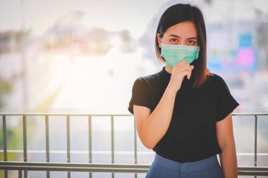 PM2.5 'u korumak için maske takan Asyalı kadın ve Covid-19 virüslü öksürük..