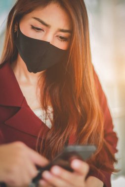 PM2.5 'u korumak için maske takan Asyalı kadın ve Covid-19 virüslü öksürük..