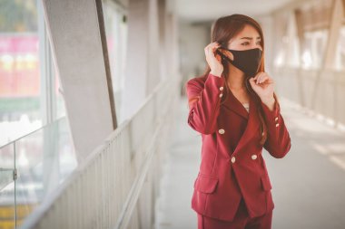 PM2.5 'u korumak için maske takan Asyalı kadın ve Covid-19 virüslü öksürük..