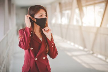 PM2.5 'u korumak için maske takan Asyalı kadın ve Covid-19 virüslü öksürük..