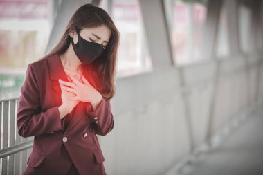 PM2.5 'u korumak için maske takan Asyalı kadın ve Covid-19 virüslü öksürük.