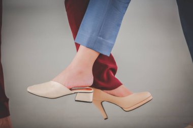 Ayak vuruşu. Corona virüsünün yayılmasını önlemek için yeni bir roman. İki kadın arkadaş kucaklaşmak ya da tokalaşmak yerine ayaklarını birbirine değdirirler..