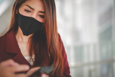 PM2.5 'u korumak için maske takan Asyalı kadın ve Covid-19 virüslü öksürük..