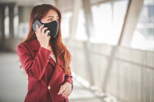 Азиатская Женщина Маске Разговаривает Мобильному Телефону Защиты Pm2 Кашлять Эпидемией — стоковое фото