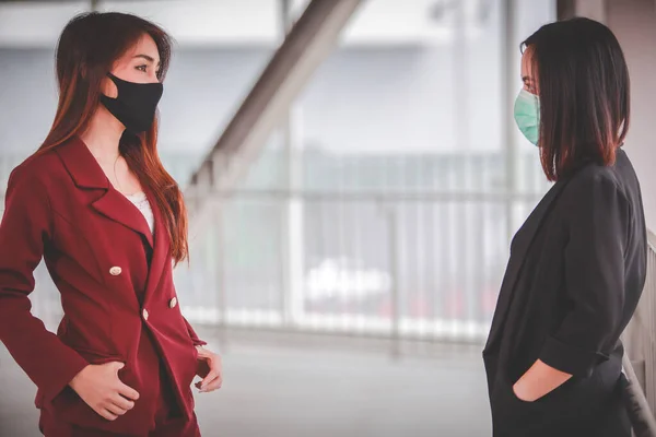 Две Женщины Азиатки Избегают Приветствий Держась Руки Предотвращают Инфекцию Вспышку — стоковое фото