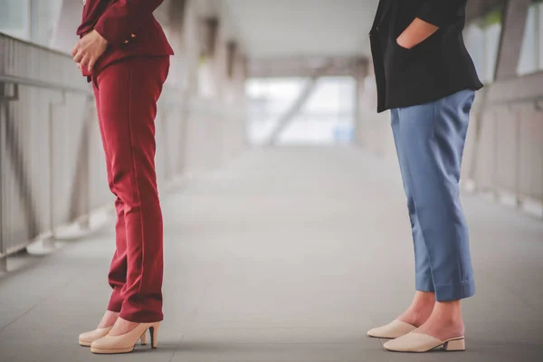 Dos Mujeres Asiáticas Que Están Metro Distancia Otras Personas Protegen —  Fotos de Stock