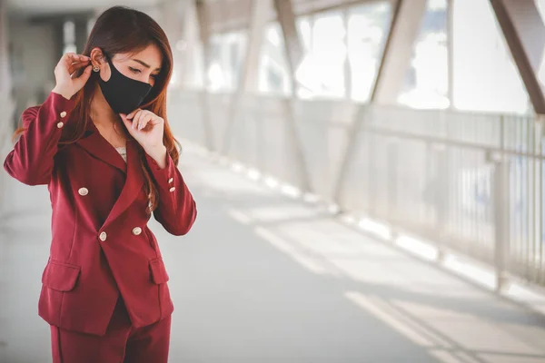 Mujer Asiática Con Máscara Para Proteger Pm2 Tos Con Brote Imagen De Stock