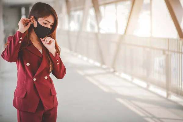 Wanita Asia Mengenakan Topeng Untuk Melindungi Pm2 Dan Batuk Dengan Stok Gambar Bebas Royalti