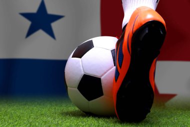 Futbol oyuncusunun bacakları ve ayakları kapalı yeşil çimlerde yürür ulusal Panama bayrağı arka planında oynamaya hazır olur.