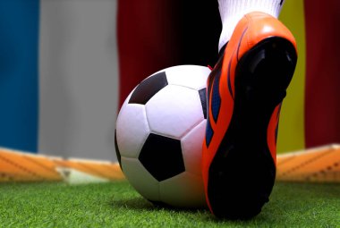 Futbol oyuncularının ya da futbolcuların bacakları kapalı yeşil çimlerde yürür ulusal Fransa ve ulusal Belçika 'da maç yapmaya hazırdırlar..