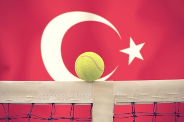 Bayrak arkaplan üzerinde net tenis topu.