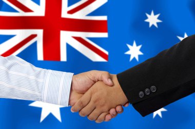 Arkaplan olarak Avustralya bayrağı ile el sıkışma veya sözleşme.