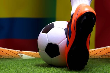 Futbol oyuncusunun bacakları ve ayakları kapalı, yeşil çimlerde yürüyor, Kolombiya ve Senegal 'de maç yapmaya hazır..