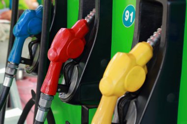 Renkli benzin pompası enjektörleri.