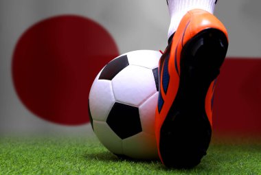 Futbol oyuncularının ya da futbolcuların bacakları kapalı yeşil çimlerde yürürken ulusal Japonya ve ulusal Polonya 'da maç yapmaya hazırlar..