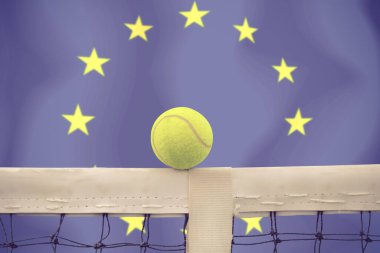 Bayrak arkaplan üzerinde net tenis topu.