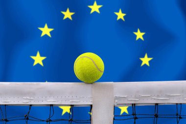 Bayrak arkaplan üzerinde net tenis topu.