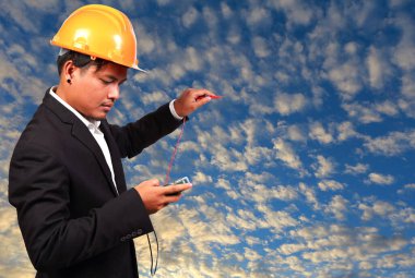 Genç mühendis ve gökyüzü geçmişi.