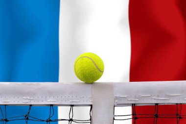 Bayrak arkaplan üzerinde net tenis topu.