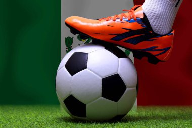 Futbol oyuncusunun bacakları ve ayakları kapalı yeşil çimlerde yürür ve Meksika bayrağının arka planında maç yapmaya hazırdır..