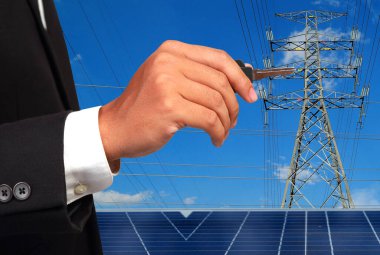 Yüksek voltaj kulelerine karşı güneş paneli olan mühendis..