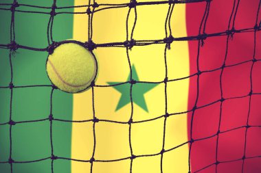 Bayrak arkaplan üzerinde net tenis topu.