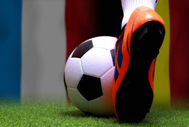 Futbol oyuncularının ya da futbolcuların bacakları kapalı yeşil çimlerde yürür ulusal Fransa ve ulusal Belçika 'da maç yapmaya hazırdırlar..