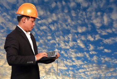 Genç mühendis ve gökyüzü geçmişi.