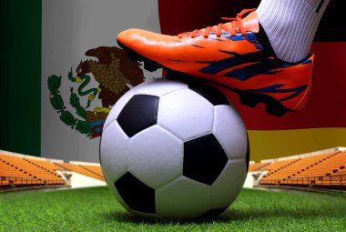 Futbol oyuncusunun bacakları ve ayakları kapalı yeşil çimlerde yürür ulusal Alman ve ulusal Meksika 'da maç yapmaya hazırdır..
