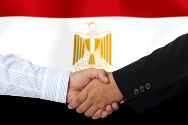 Arkaplan olarak Mısır bayrağı ile el sıkışmak ya da sözleşmek.