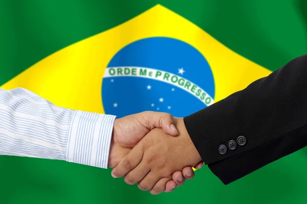 Aperto Mão Contrato Conjunto Com Bandeira Brasil Como Fundo — Fotografia de Stock