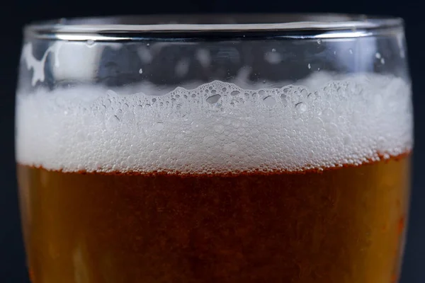 Glas Bier Ruht Auf Einem Stück Holz Mit Schwarzem Hintergrund — Stockfoto