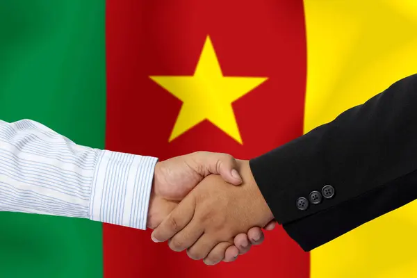Stretta Mano Contratto Insieme Alla Bandiera Cameroon Come Sfondo — Foto Stock