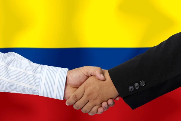 Mannen Schudden Handen Colombia Vlag Achtergrond — Stockfoto