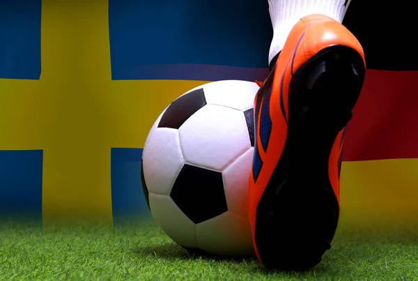 足球运动员或足球运动员在绿草上行走 准备在德国和瑞典国家队比赛 — 图库照片
