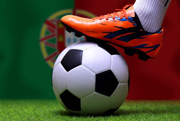Futbol Oyuncusunun Bacakları Ayakları Kapalı Yeşil Çimlerde Yürüyor Portekiz Bayrağının — Stok fotoğraf
