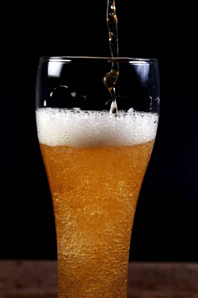Ποτήρι Μπύρας Ακουμπισμένο Ξύλο Μαύρο Φόντο — Φωτογραφία Αρχείου