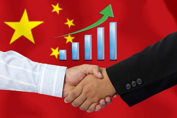 Handslag Eller Kontrakt Tillsammans Med Flaggan Kinesiska Som Bakgrund — Stockfoto