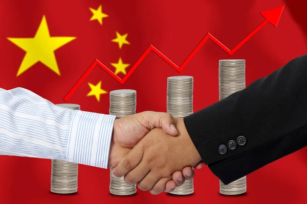 中国の国旗を背景に握手 — ストック写真