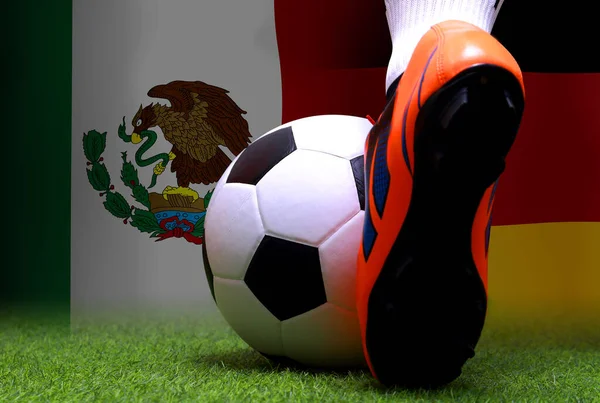 足球运动员或足球运动员在绿草上行走 准备在德国和墨西哥的国家赛场上比赛 — 图库照片