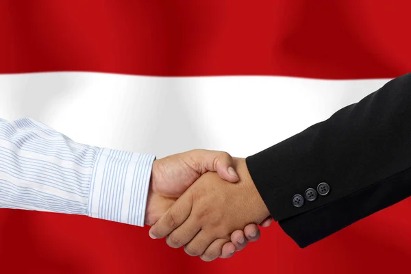 Händedruck Oder Vertrag Zusammen Mit Der Flagge Österreichs Als Hintergrund — Stockfoto